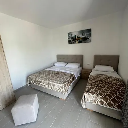 Adi's Sarande