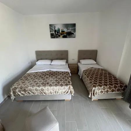 Adi's * Sarandë